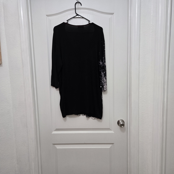 T9251004 Vanilla Sugar Black and Red Santa V-neck Tee. - Picture 6 of 8